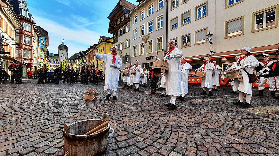 Hansele, Ranzengardisten und Geltentrommler warten in der Kaiserstraße darauf, dass sie den Rathausschlüssel bekommen.