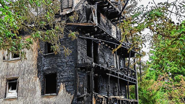 Die vom Feuer Ende Juli völlig zerstörte Südfassade des Hauses.
