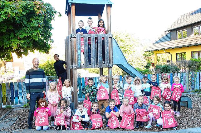 26 Kinder sind in die 1. Klasse der Grundschule Obersäckingen eingeschult worden. Klassenlehrer ist Ralf Kolb.