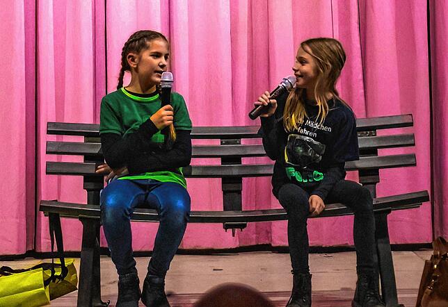 Geben ihr Debüt beim Bunten Abend der Moofanger Liggeringen: Alexa Werlein und Lena Bader unterhalten sich über ihre Eltern.