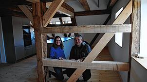 Aus alt mach‘ neu: Die Projektentwickler Irmgard Möhrle-Schmäh und Sebastian Schmäh freuen sich über die fertig sanierten Wohnungen im ...