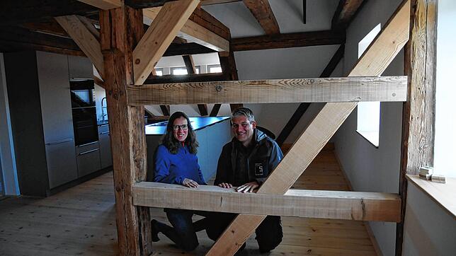 Aus alt mach‘ neu: Die Projektentwickler Irmgard Möhrle-Schmäh und Sebastian Schmäh freuen sich über die fertig sanierten Wohnungen im ...