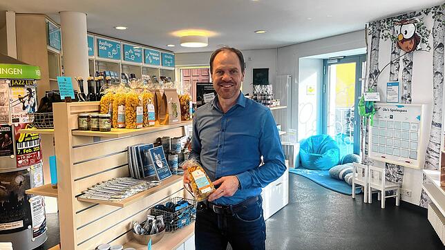 Jürgen Jankowiak ist Geschäftsführer der ÜMT. Hier steht er an der Tourismus Information am Überlinger Landungsplatz.