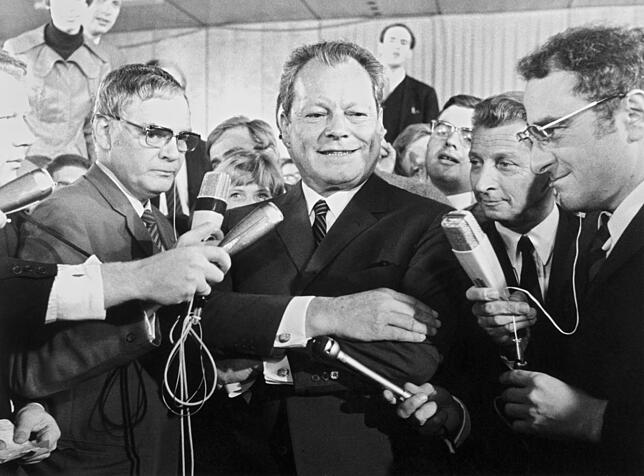 28.09.1969: Der frisch gebackene Bundeskanzler Willy Brandt am Wahltag, bei einer Stellungnahme vor Journalisten am späten Abend in ...