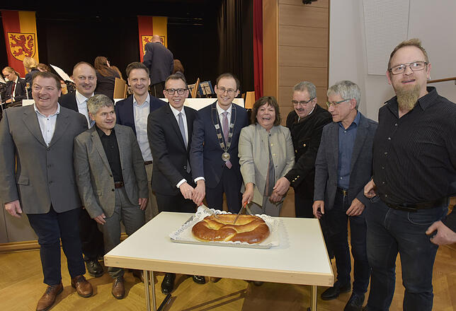 Der Anschnitt der Neujahsbrezel: Armin Ewald (von links), Michael Kollmeier, Michael Gut, Marcel Klinge, Sven Hinterseh, Micha Bächle, ...