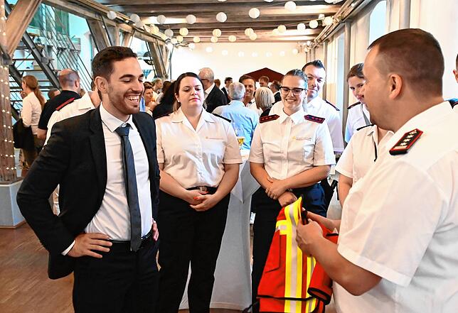 Der neue Bürgermeister Christoph Stolz erhält eine Feuerwehrweste, wobei dies nur ein Muster ist, da die richtige noch geliefert wird. ...