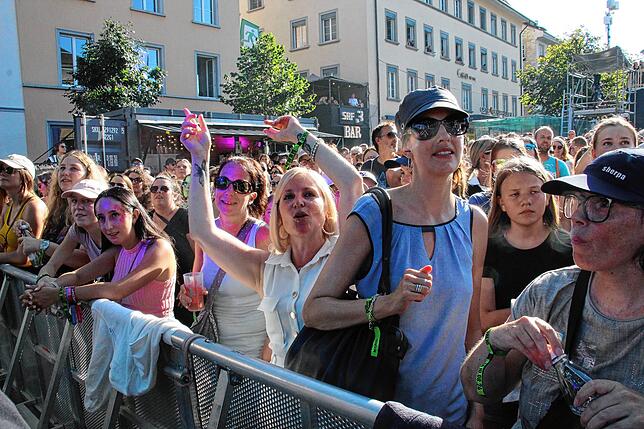 Fröhliche Fans feiern die Bands auf dem Herrenacker.