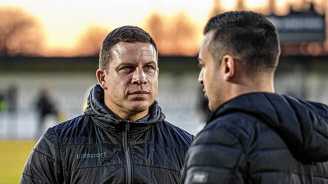 Trainer Steffen Breinlinger (links), hier im Gespräch mit Geschäftsführer Marcel Yahyaijan, hat mit sich dem FC 08 Villingen viel ...