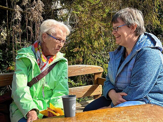 Marita Müller (links) freut sich über das Gespräch mit Monika Weißer.