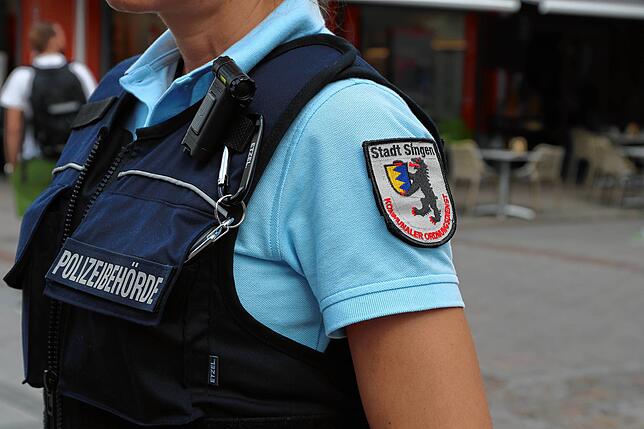 Erkennungszeichen ist das städtische Wappen am Arm.