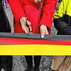 Und Schnitt: Politiker und Kinder beim symbolischen Banddurchschnitt.