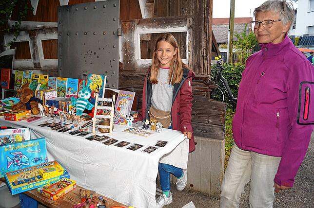 Lina hat Ketten gebastelt und verkauft zusätzlich aussortiertes Spielzeug. Oma Luise Mayr unterstützt ihre Enkelin.