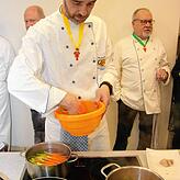 Markus Kissendorfer kümmert sich ums Gemüse für den Hauptgang.