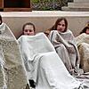 Vorsichtig blicken die Jugendlichen unter ihren Tarndecken hervor. Wurden sie tatsächlich verraten? Bild: Isabell Michelberger