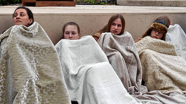 Vorsichtig blicken die Jugendlichen unter ihren Tarndecken hervor. Wurden sie tatsächlich verraten? Bild: Isabell Michelberger