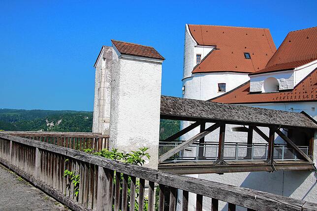 Die überdachte Holzbrücke zur Burg.
