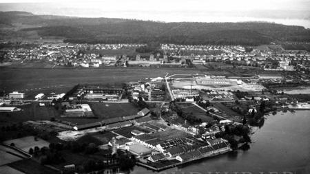 Ein Blick auf den Industriegebiet-Teil Stromeyersdorf im Jahr 1960. Markant sind im Vordergrund die Bleiche und der Wasserturm, die ...