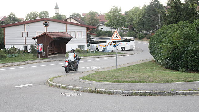 Dort, wo früher das Oberalpfener Sägewerk stand, führt heute die Ortsdurchfahrt durch, die 1982 in Betrieb genommen wurde. Links das ...