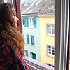 Banger Blick aus dem Fenster: Nachbarin Adeyla Paul schaut auf die beiden Gebäude Hafenstraße 16 und 18, die nach Wunsch eines Investors ...
