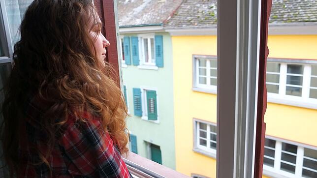 Banger Blick aus dem Fenster: Nachbarin Adeyla Paul schaut auf die beiden Gebäude Hafenstraße 16 und 18, die nach Wunsch eines Investors ...