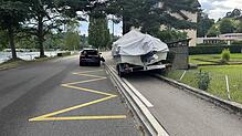 Ein Anhänger mit einem Boot hat sich in Schaffhausen selbstständig gemacht, einen Zaun und eine Hecke demoliert.