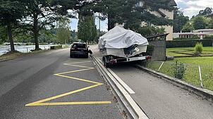 Ein Anhänger mit einem Boot hat sich in Schaffhausen selbstständig gemacht, einen Zaun und eine Hecke demoliert.
