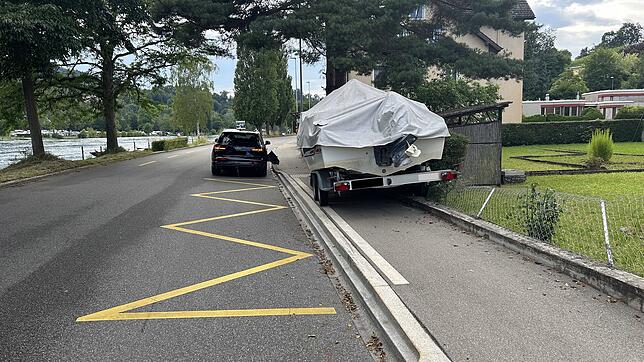Ein Anhänger mit einem Boot hat sich in Schaffhausen selbstständig gemacht, einen Zaun und eine Hecke demoliert.
