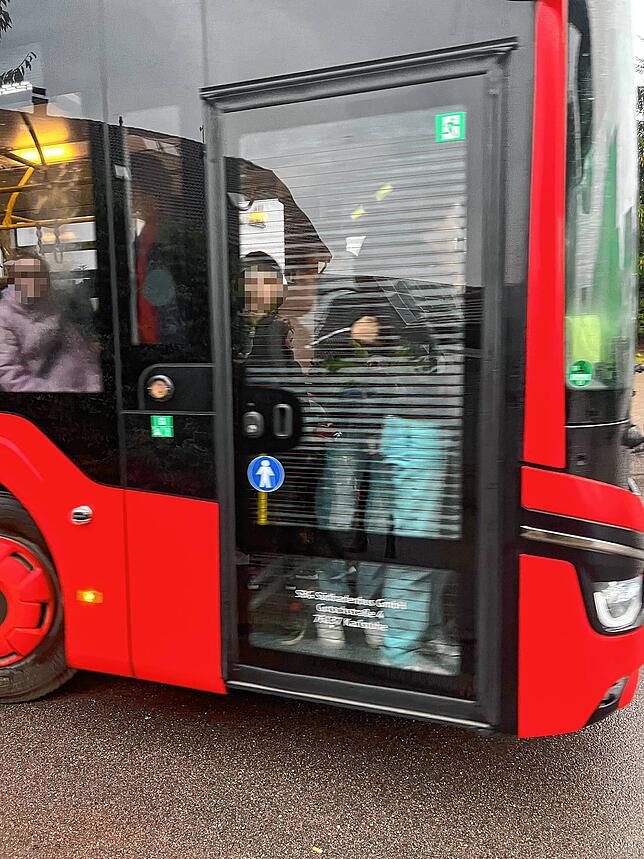 Voll bis nichts mehr geht: In diesem Bus stehen die Schüler bereits neben dem Busfahrer.