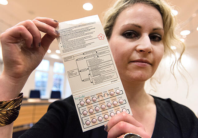 Felicitas Rohrer zeigt im Landgericht Waldshut-Tiengen eine Packung der Antibabypille „Yasminelle“. Vor dem Landgericht ...