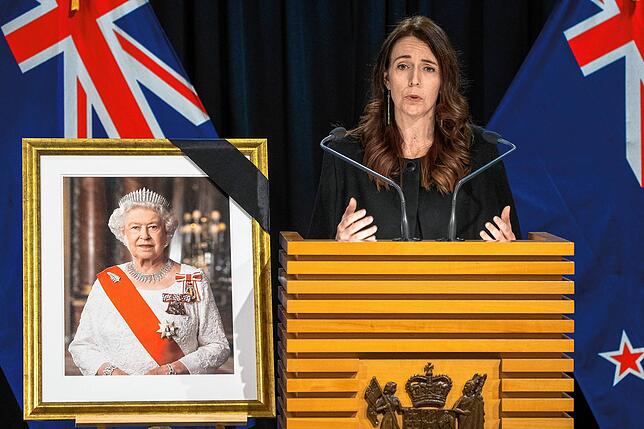Jacinda Ardern, Premierministerin von Neuseeland, spricht auf einer Pressekonferenz nach der Nachricht vom Tod von Königin Elizabeth II. ...
