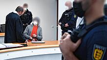 Der angeklagte Reichsbürger sitzt in Stuttgart in Handschellen vor Gericht. Der Polizist, den er bei einer Verkehrskontrolle schwer ...