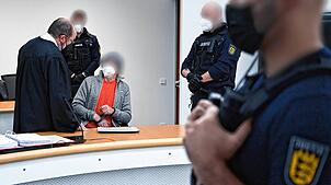 Der angeklagte Reichsbürger sitzt in Stuttgart in Handschellen vor Gericht. Der Polizist, den er bei einer Verkehrskontrolle schwer ...