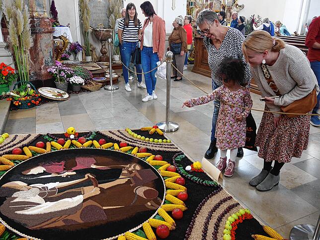 Die Kirchweih in Hilzingen hat Tradition, der Erntedank-Kirchenschmuck gehört dazu. Und der Hilzinger Bürgermeister hat Pläne für das ...