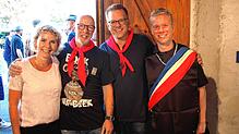 Ausgelassen: Die Beigeordnete Petra Dorfmeister mit Bockgewinner Joe Keller, Bockgötti Andreas Maier und Junggesellen-Zunftmeister Marc ...