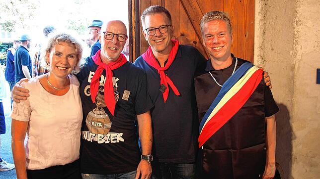 Ausgelassen: Die Beigeordnete Petra Dorfmeister mit Bockgewinner Joe Keller, Bockgötti Andreas Maier und Junggesellen-Zunftmeister Marc ...