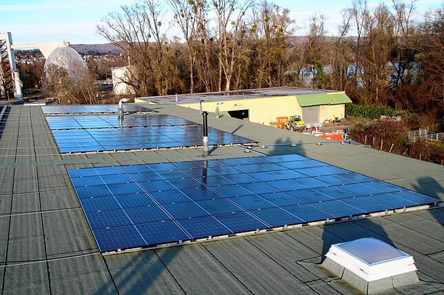120 Module sind auf dem Dach der TBR angebracht worden – mit Stahlseilen (rechts zu sehen), da das Dach nicht angebohrt werden konnte.
