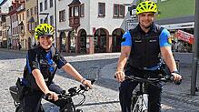 Auf Fahrradstreife: Die Erste Polizeihauptmeisterin Jessica Hakenjos und Polizeihauptkommissar Stefan Marquardt sind gemeinsam in der ...