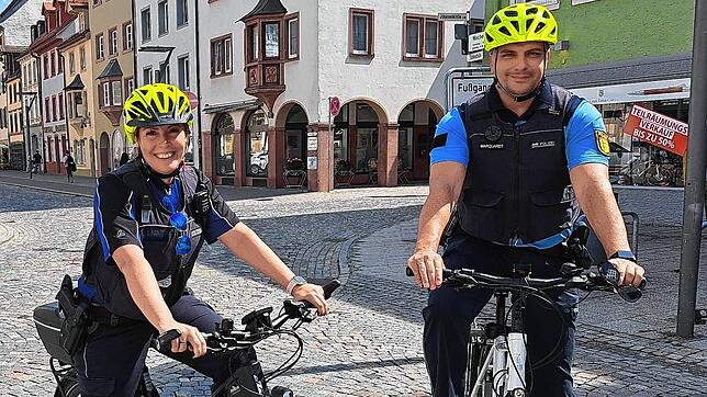 Auf Fahrradstreife: Die Erste Polizeihauptmeisterin Jessica Hakenjos und Polizeihauptkommissar Stefan Marquardt sind gemeinsam in der ...