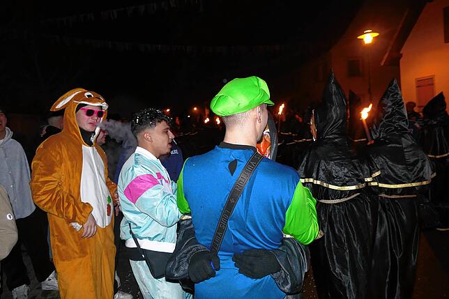 Bild 19: In Pfohren sind die Narren los. Burghexen locken mit Hexen-Teufel-Warzen-Spektakel die Besucher an.