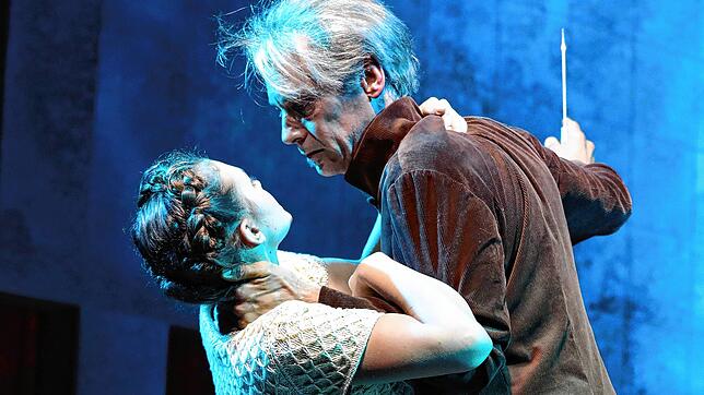 Szene aus „Emilia Galotti“ am Volkstheater Rostock, 2017: Wen kümmert schon, wie viele Verneinungen Lessing in einem Satz unterbringt?