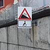 Ein Hinweisschild für Rollstuhlfahrer an der Unterführung B&nbsp;33/Am Stadtgraben/Gutenbergstraße. Bild: Frank Hartel