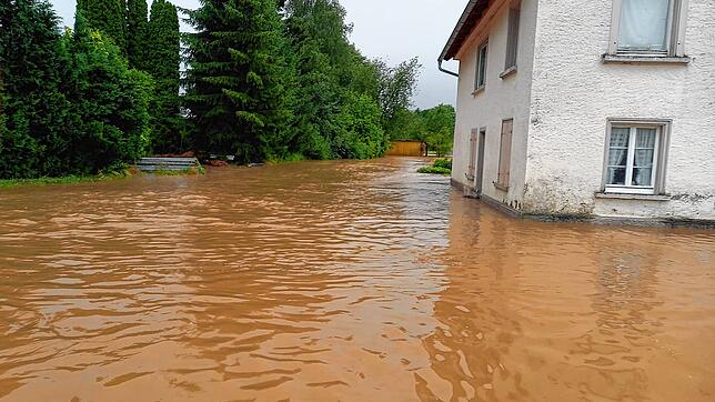 Nach dem Starkregen am Donnerstagabend fanden sich die Sentenharter Häuser im Hochwasser wieder. Die Feuerwehr Wald war bis nachts um 2 ...