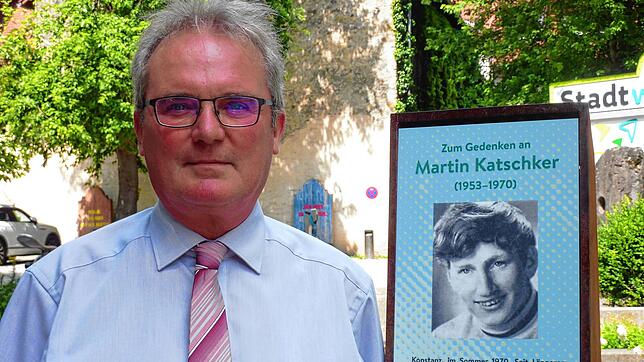 Jürgen Klöckler bei der Vorstellung der Gedenksäule auf dem Augustinerplatz. Sie erinnert daran, wie der damals 17-jährige Martin ...