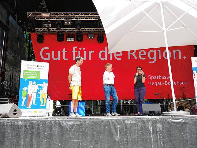Marcel Da Rin von der Kriminalprävention Singen (von links), Speaker Matthias Berg und Claudia Kessler-Franzen, Geschäftsführerin von ...