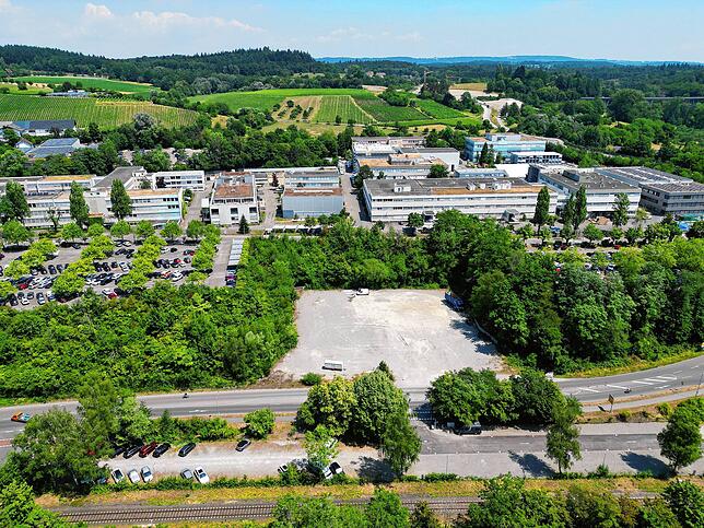 Der Hauptsitz des Teilkonzerns Diehl Defence liegt in Überlingen. Das freie Grundstück vorne kaufte die Firma jüngst von der Stadt, um ...