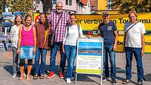 Stehen für die Initiative „Gegenwind Hochbühl“ und machten auf dem Landungsplatz Überlingen gegen die Pläne zum Bau von Windkraftanlagen ...