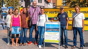 Stehen für die Initiative „Gegenwind Hochbühl“ und machten auf dem Landungsplatz Überlingen gegen die Pläne zum Bau von Windkraftanlagen ...