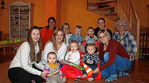 Mütter und Kinder fühlen sich in der Villa Klang wohl. Zum Gruppenbild für den SÜDKURIER versammeln sie sich, dann geht es wieder auf ...