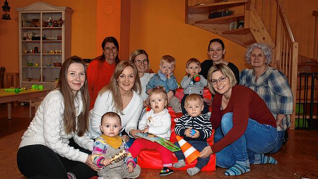 Mütter und Kinder fühlen sich in der Villa Klang wohl. Zum Gruppenbild für den SÜDKURIER versammeln sie sich, dann geht es wieder auf ...