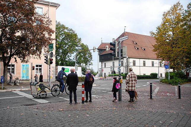 Hat die Stadt in den nächsten Jahren das Geld, die Kreuzung am Fischmarkt in einen Kreisverkehr umzubauen? Wenn nicht, ist das vor zehn ...